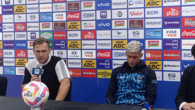 Asisten Pelatih Persib, Igor Tolic dan Ciro Alves dalam sesi jumpa pers usai laga melawan PSM Makassar (foto: Dede Idrus) 