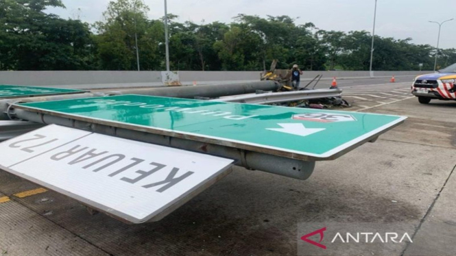 Papan penunjuk arah jalan menuju exit tol KM 72 jalan tol Purwodadi roboh