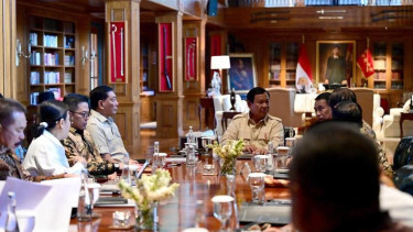 Rapat terbatas Prabowo Subianto dengan jajaran menterinya di kediaman pribadi di Hambalang (dok. instagram Sri Mulyani)