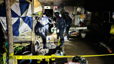Anggota Sat Brimob Polda Kalbar melakukan pemeriksaan di lokasi ledakan yang mengakibatkan seorang warga terluka di Pontianak Utara, Kota Pontianak, Kalbar, beberapa waktu lalu. (Istimewa)