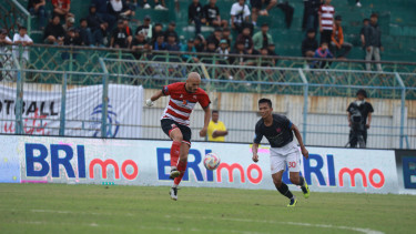 Youssef Ezzejjari saat melawan Persis Solo