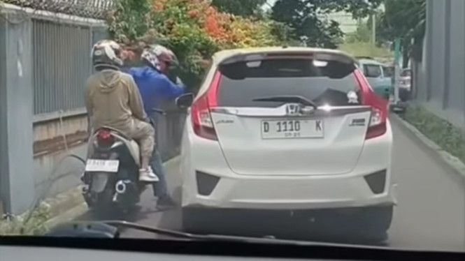 Viral Honda Jazz RS vs Honda Vario di jalan raya