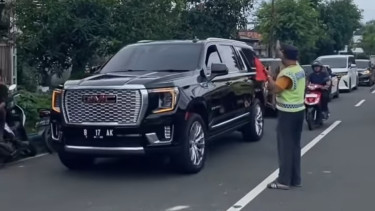 GMC Yukon mobil mewah Gus Iqdam
