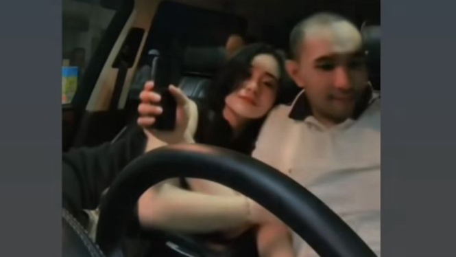 Kebersamaan Enji dengan seorang perempuan diduga pacar baru.