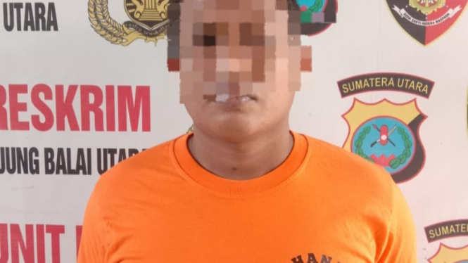 Dandi, pelaku penganiaya terhadap ibunya saat diamankan petugas kepolisian.(dok Polsek Tanjung Balai Utara)