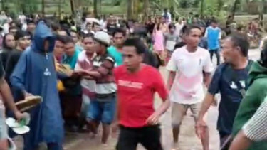 Warga mengevakuasi korban banjir di Bima (Satria)