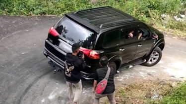 Pengemudi Pajero Sport minta mobilnya dipegangi saat belok