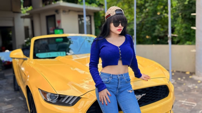 Dinar Candy dengan Ford Mustang