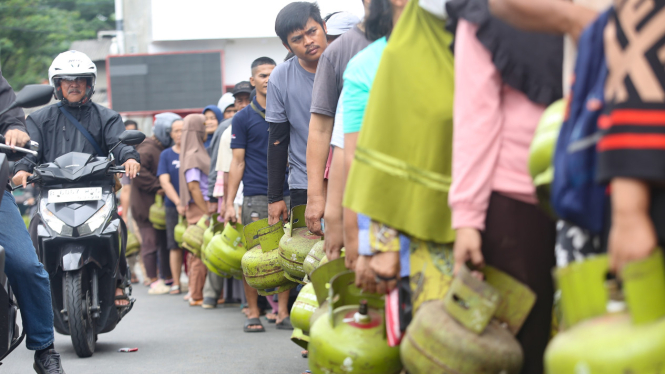 Antrian warga beli LPG 3 kg