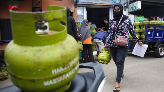 Antrean Warga Beli LPG 3 kg