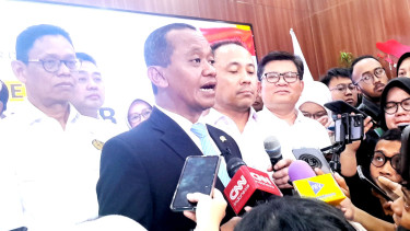 Menteri ESDM, Bahlil Lahadalia, saat ditemui di kantor Kementerian ESDM, Jakarta, Senin, 3 Februari 2025