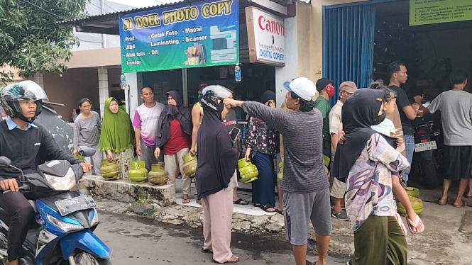 Antrean warga di agen gas