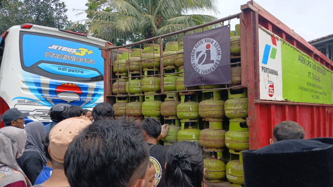 Warga antre dan mengerumuni truk agen saat akan mendistribusikan gas 3 kilogram di Tangerang
