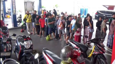 Sejumlah warga mengaku rela mengantre di SPBU Fatmawati, Jakarta Selatan.