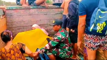 VIVA Militer: Sertu Amirudin bantu proses persalinan korban banjir di atas Truk