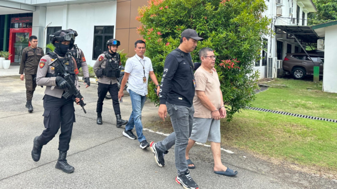 Penyidik Polres Singkawang menyerahkan tersangka kepada jaksa usai berkas perkaranya dinyatakan lengkap, di Kejaksaan Negeri Singkawang, Kalimantan Barat, pada Jumat 31 Januari 2025 lalu. (Istimewa)