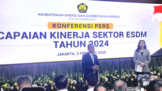 [dok. Menteri ESDM, Bahlil Lahadalia, dalam konferensi pers di kantor Kementerian ESDM, Jakarta, Senin, 3 Februari 2025]