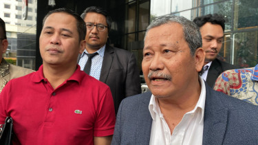 Tim pengacara Donny Tri Istiqomah, Erman Umar di KPK