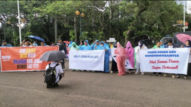  Ratusan dosen yang tergabung dalam Aliansi Dosen ASN Kemdiktisaintek Seluruh Indonesia (Adaksi) menggelar aksi demonstrasi di depan Monumen Nasional (Monas), Jakarta, pada Senin (3/2/2025). 