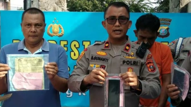 Kapolsek Sunggal, Kompol Bambang G Hutabarat saat memberikan keterangan pers kasus perampokan.(B.S.Putra/VIVA)