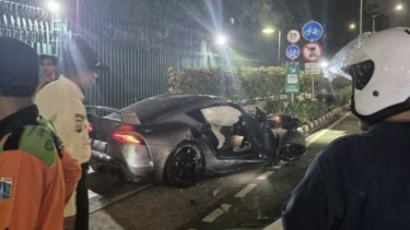 Sebuah mobil sport Toyota Supra yang dikemudikan seorang mahasiswa berusia 22 tahun menabrak tiang lampu penerangan jalan umum (PJU) hingga roboh. 