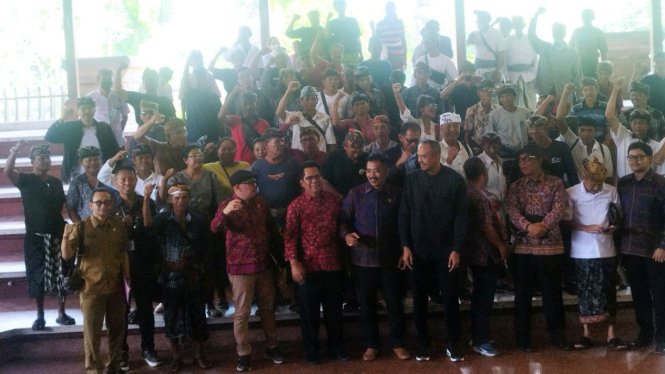 Masyarakat Desa Adat Jimbaran Bali mendatangi kantor DPRD Provinsi Bali