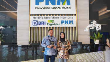 Direktur Utama PNM Arief Mulyadi bersama Nasabah PNM