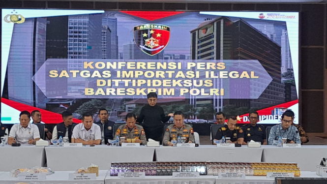 Polri konferensi pers pengungkapan kasus mengedarkan barang impor tak sesuai SNI.