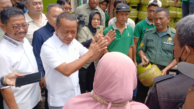 Menteri ESDM, Bahlil Lahadalia saat berbincang dengan Effendi, warga tangerang yang menangis