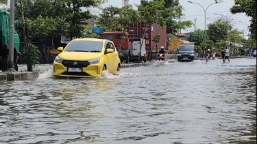 Banjir menggenangi Jalan Pantura Semarang-Demak