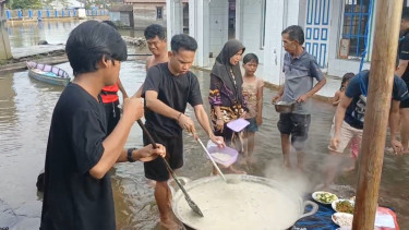 Sejumlah warga di Kelurahan Murung Keraton, Kabupaten Banjar memasak bubur - Foto Dok Faidur