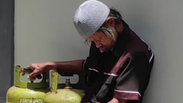 Lansia Berjalan Seharian Cari Gas LPG 3 Kg, Ketiduran karena Lelah