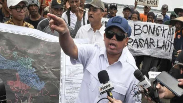 Menteri ATR/BPN Nusron Wahid saat meninjau pagar laut di Bekasi
