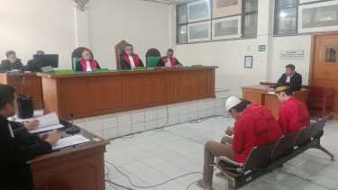 Tiga terdakwa dihadirkan di persidangan untuk mendengarkan tuntutan pidana dari JPU.