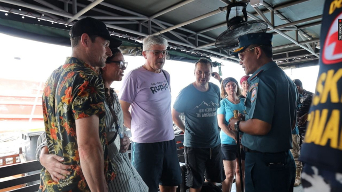 VIVA Militer: Kapal perang TNI AL selamatkan 6 wisatawan asing di perairan Papua
