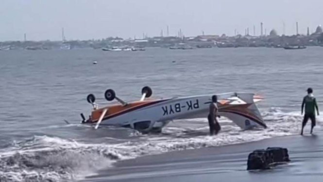 Pesawat latih yang jatuh di Pantai Gumuk Kantong, Muncar, Banyuwangi. (Foto: Dokumen SAR Banyuwangi)