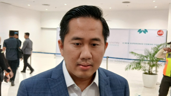 Staf Khusus Bidang Hubungan Internasional pada Kementerian Koordinator Bidang Hukum, Hak Asasi Manusia, Imigrasi, dan Pemasyarakatan, Ahmad Usmarwi Kaffah di Bandara Soetta, Tangerang, Selasa, 4 Februari 2025.