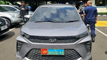 Mobil pelat dinas TNI AL membawa rokok ilegal