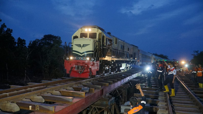 Jalur kereta api di Grobogan yang rusak karena banjir sudah bisa dilalui