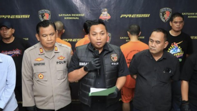 Dari hasil penyelidikan yang dilakukan oleh Satreskrim Polres Metro Bekasi Kota, terungkap bahwa MAF telah melakukan tindakan cabul terhadap dua anak di bawah umur, MRA (14 tahun) dan MFA (13 tahun), sejak tahun 2023 hingga awal 2025.