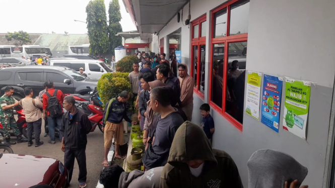 Antrean pembelian gas tabung 3 kilogram di SPBU Kota Bogor akibat kelangkaan. VIVA/Muhammad AR