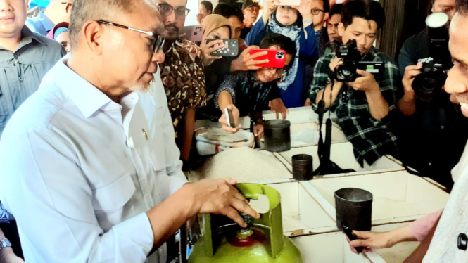 Menteri Koordinator Bidang Pangan, Zulkifli Hasan bersama Menteri Perdagangan, Budi Santoso, saat melakukan pemantauan harga bahan pokok di Pasar Klender, Jatinegara, Jakarta Timur, Rabu, 5 Februari 2025