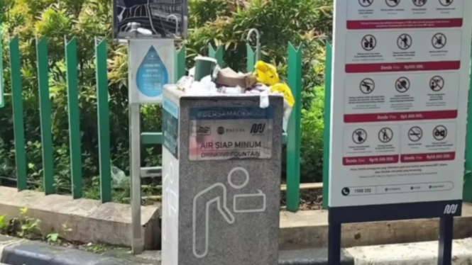 Fasilitas air minum di MRT menjadi tempat sampah (dok.Instagram)