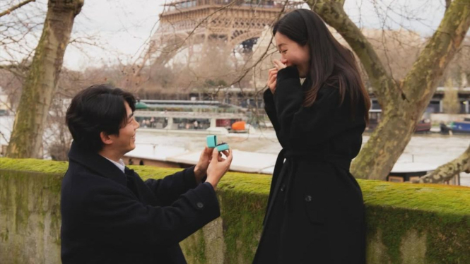 Taecyeon 2PM melamar sang kekasih dengan latar Menara Eifel.