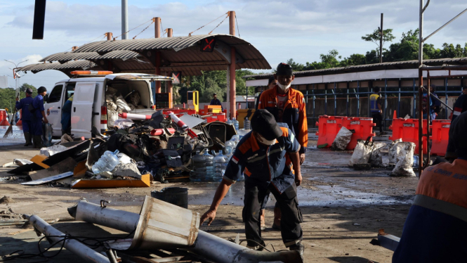 Petugas mengevakuasi bekas kecelakaan di gerbang tol Ciawi, Bogor