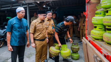Wakil Wali Kota Tangsel Pilar Saga Ichsan mengecek pangkalan LPG 3 Kg.