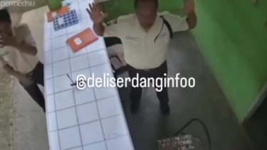 Seorang Security mengangkat tangannya saat terjadi perampokan dilakukan pria bersenpi di Kabupaten Deliserdang.(tangkap layar)