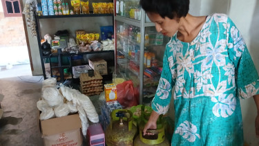 Salah seorang pedagang warung saat menunjukkan kekosongan gas 3 kilogram meski sudah diizinkan berjualan dan berstatus sub-pangkalan
