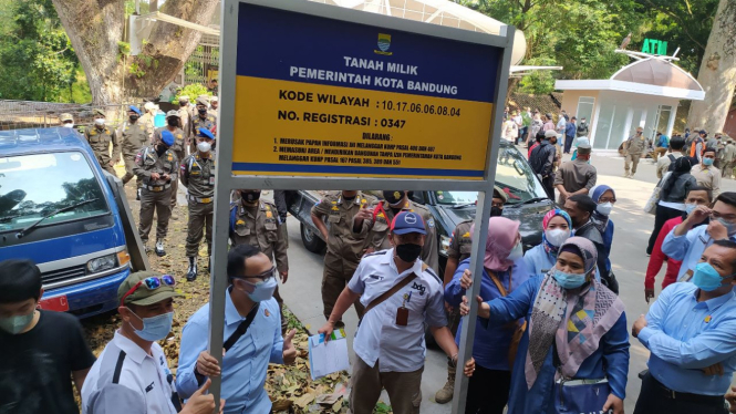 Kebun Binatang Bandung Disegel