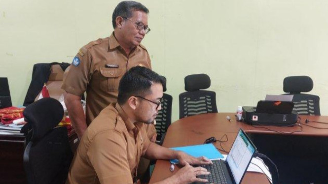 Kepala SMA Negeri 1 Banjarmasin, Fery Setyawan Amadhy memeriksa kelengkapan data siswa - Foto Dok Istimewa 